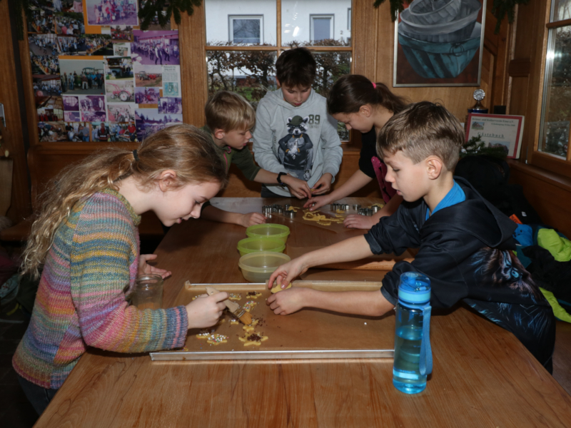 Kinder bereiten Kekse zu