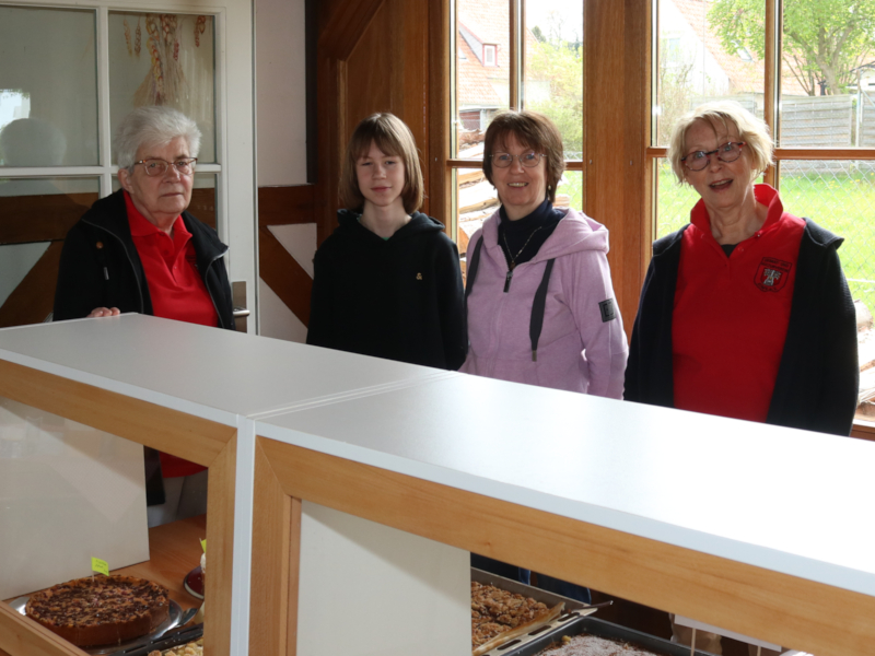 Helfende beim Kaffee- und Kuchenbuffet