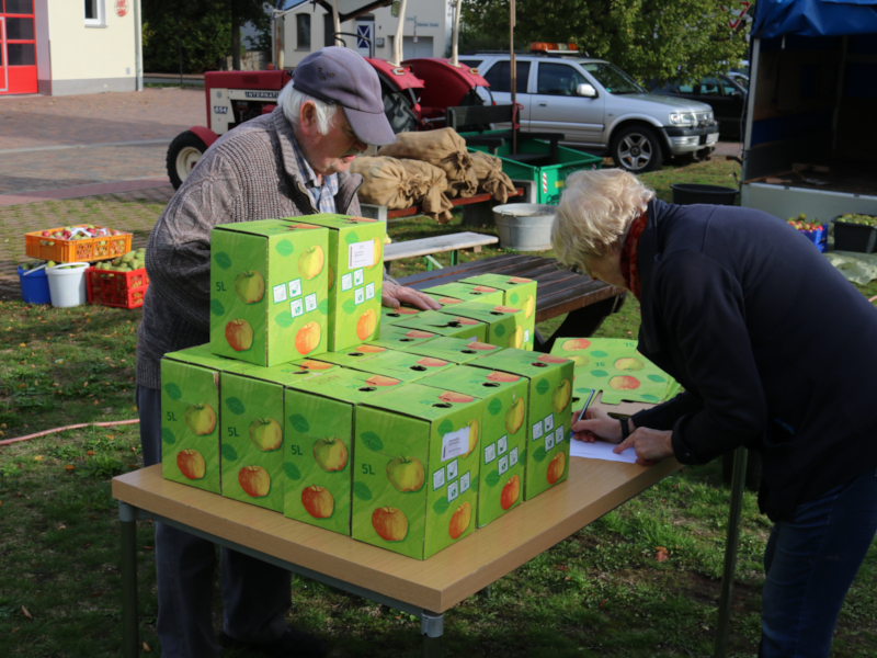 Apfelsaftherstellung auf dem Schützenplatz Eime 2018